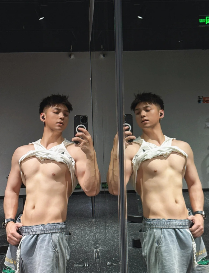 bb、今天的我跟昨天的我有什么区别呢 #见人不如健身 #减脂塑型 #爱健身的男孩 #今天的我有点不一样 #室内设计师