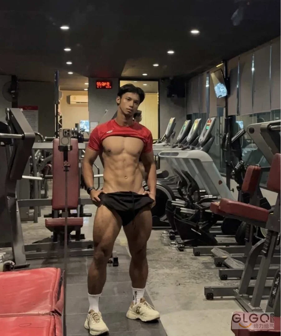 肌肉男的夏天,是海风和沙滩,爱健身的男孩