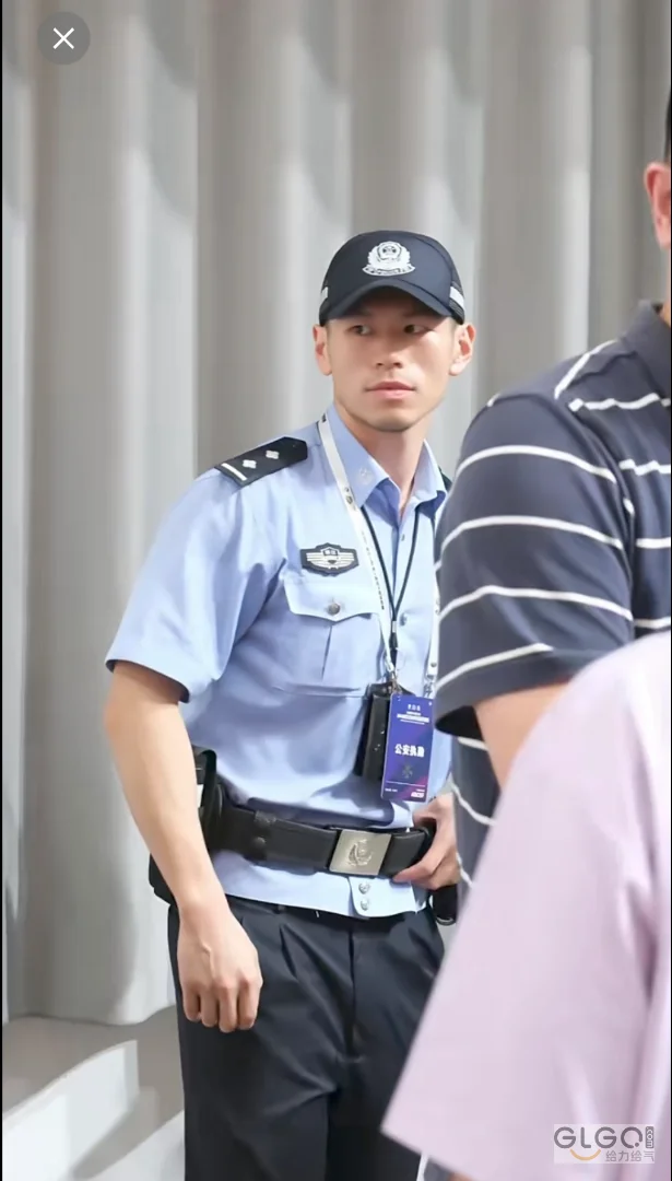 火出圈 的肌肉型警察小哥哥,看那犀利的眼神,像那回事