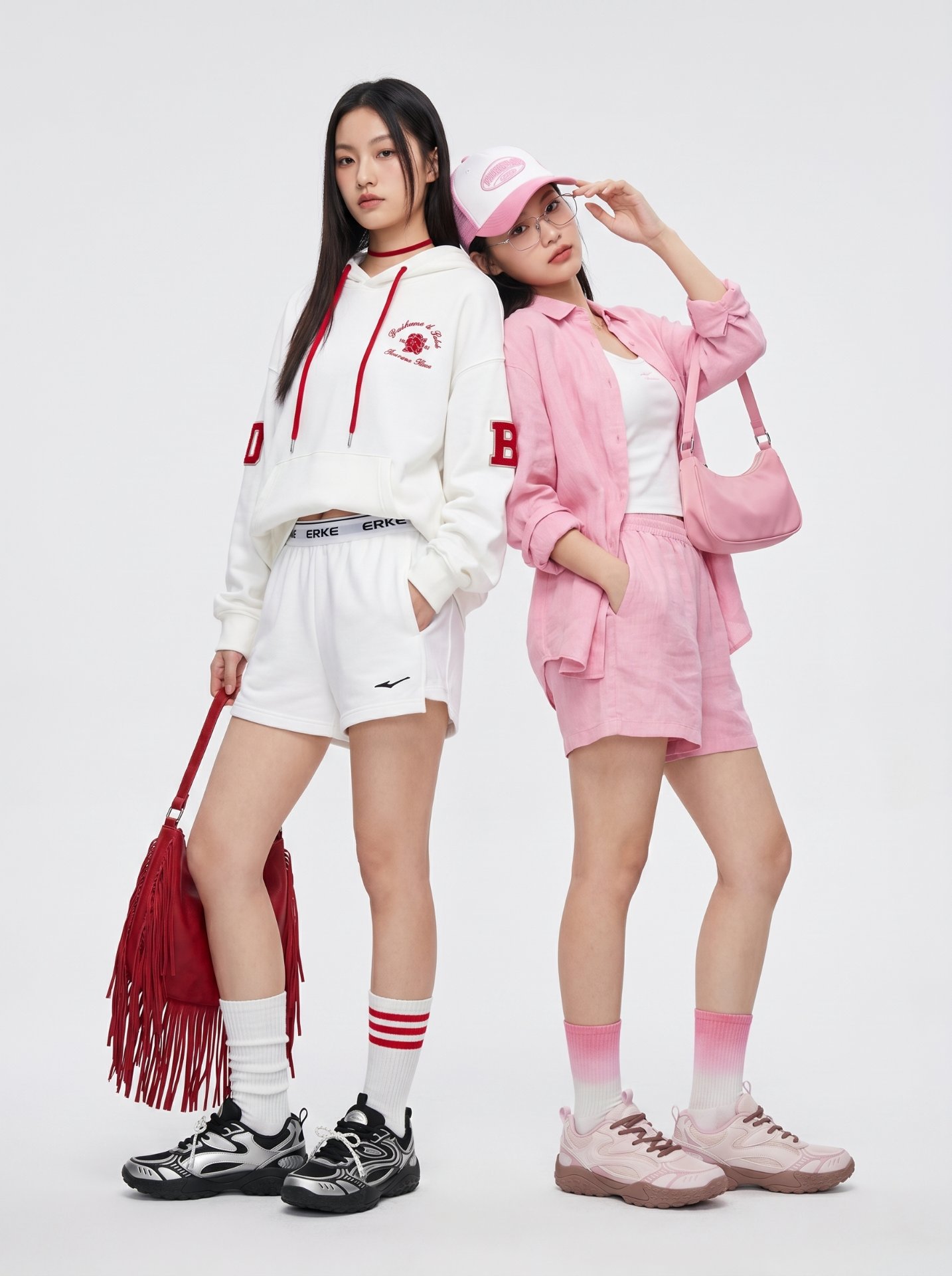 一张休闲鞋的女性双人商业摄影图