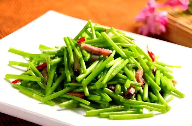 藜蒿炒腊肉